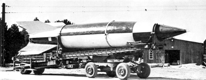 Транспортировка ракеты «Фау-2» на полигоне Пенемюнде, 1945 год. | Фото: ru.wikipedia.org.