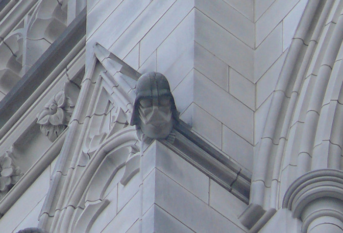 Гротескный Дарт Вейдер на северо-западной башне Вашингтонского кафедрального собора. | Фото: commons.wikimedia.org.