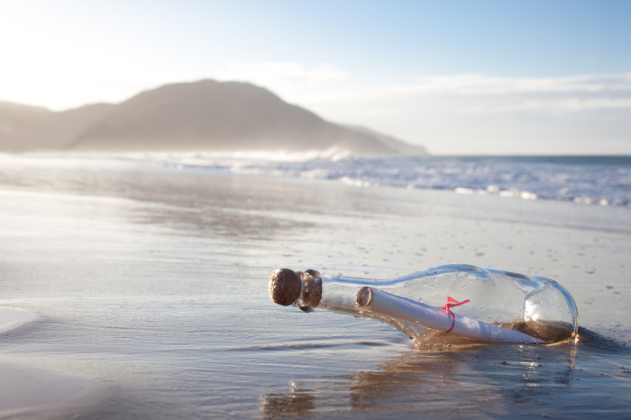Бутылка с посланием, выброшенная на берег. | Фото: panoramajournal.org.