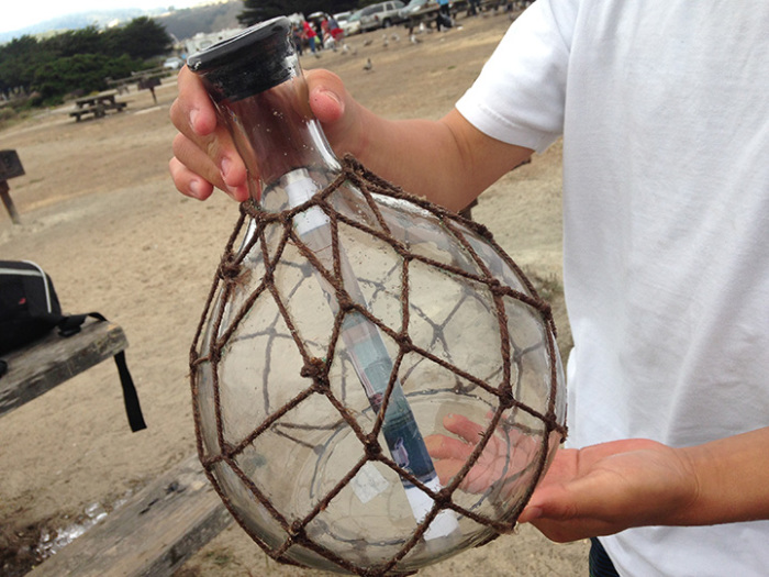 Бутылка, найденная на побережье Калифорнии в 2014 году. | Фото: mymodernmet.com.