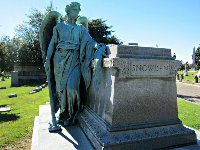 Каменная статуя на могиле кладбища Элмвуд. | Фото: atlasobscura.com.