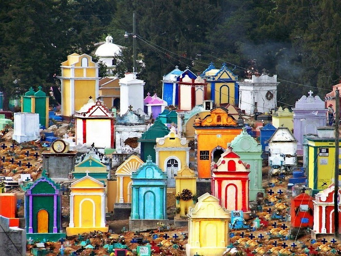 На кладбищах в Гватемале можно встретить все цвета радуги. | Фото: kulturologia.ru.