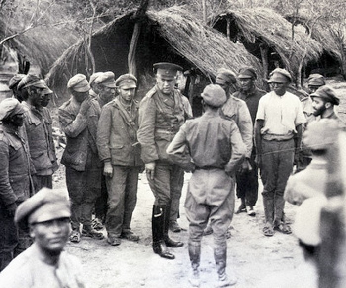 Генерал Кундт проводит смотр боливийских солдат. | Фото: warfarehistorian.blogspot.com.