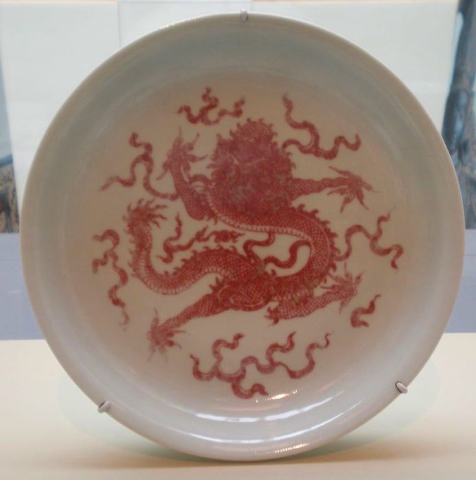 Фарфоровая тарелка из Цзиндэчжэнь с изображением дракона. Династия Цин, 1662-1722 гг. | Фото: en.wikipedia.org.