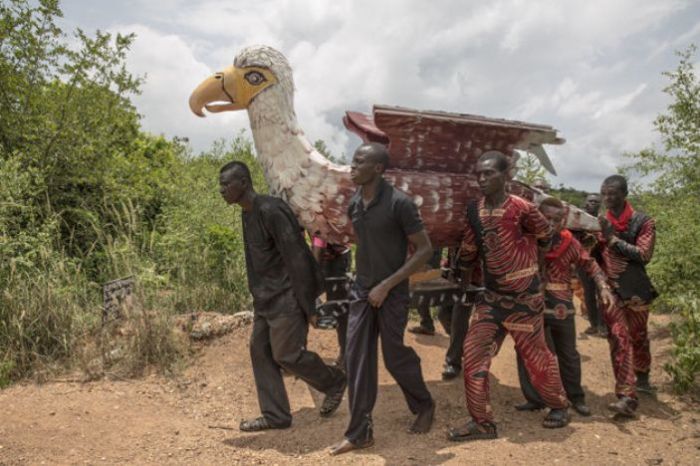 Похоронная процессия в Гане. | Фото: regulatschumi.ch.