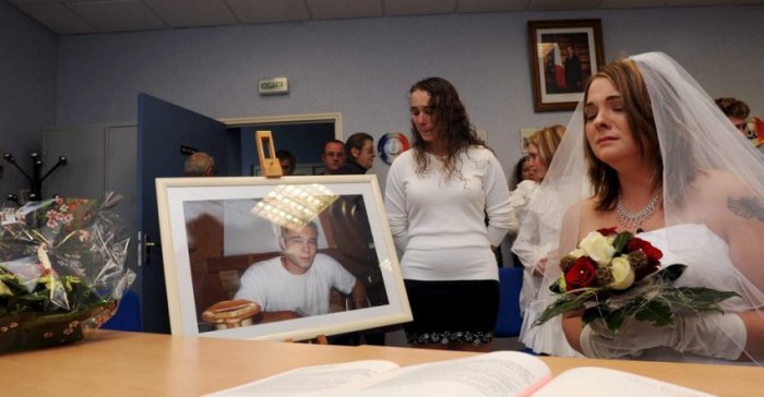 Магали Яскевич с фотографией погибшего жениха на церемонии бракосочетания, 2009 год. | Фото: vindays.com.