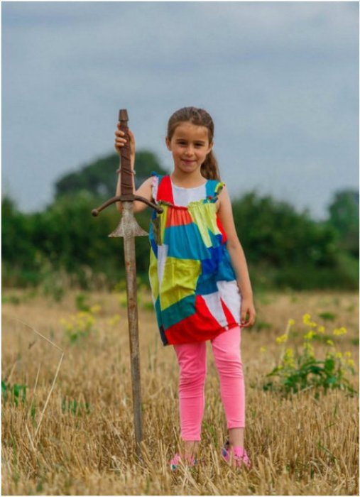 Британская 7-летняя девочка Матильда Джонс и найденный ею меч. | Фото: flytothesky.ru.