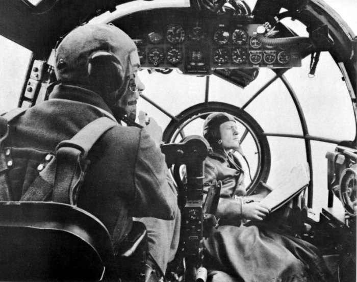 Пилот и бомбардир в кабине немецкого бомбардировщика «Хейнкель-111». | Фото: waralbum.ru.