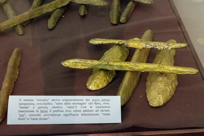 Слитки т.н. орихалка, найденные у Гелы (Сицилия). | Фото: en.wikipedia.org.