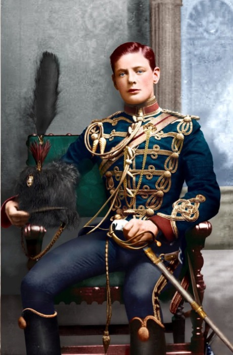 21-летний Уинстон Черчилль в форме корнета 4-го Гусарского полка, 1895 год. | Фото: alexlimcolorization.blogspot.com.