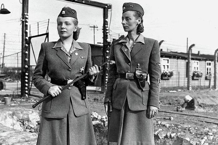 Женщины-надсмотрщицы концлагеря Берген-Бельзен, 1944 год. | Фото: fineartamerica.com.