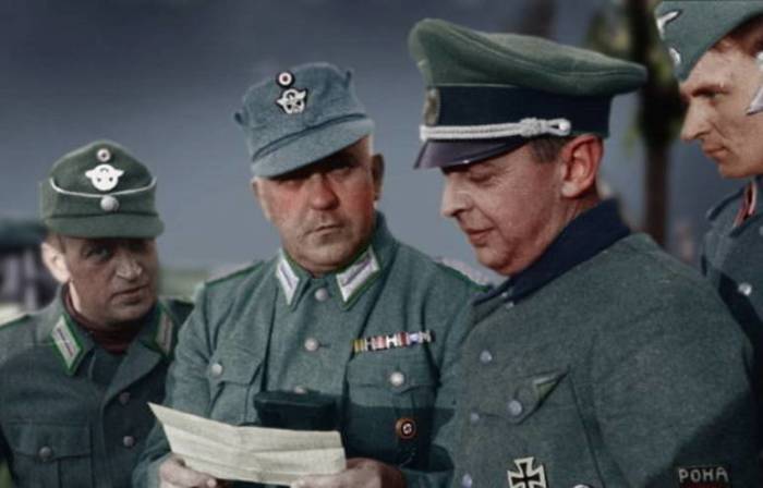 Бронислав Каминский (3-й слева, в фуражке) общается с офицерами немецкой полиции. | Фото: topwar.ru.