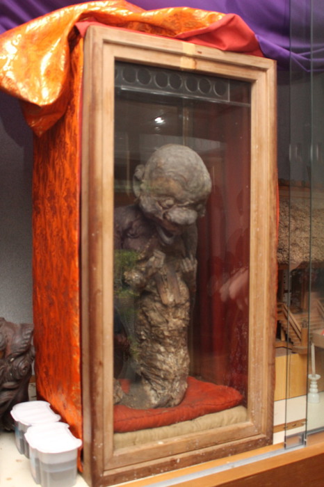 Главная святыня японского храма – мумия русалки. | Фото: atlasobscura.com.