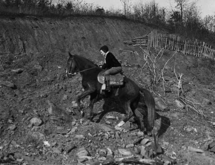 Людям и лошадям часто приходилось преодолевать непростые природные препятствия, 1940 год. | Фото: dspace.kdla.ky.gov.