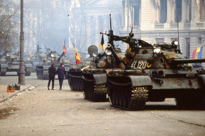 Танки в Бухаресте, 24 декабря 1989 года. | Фото: cvce.eu.