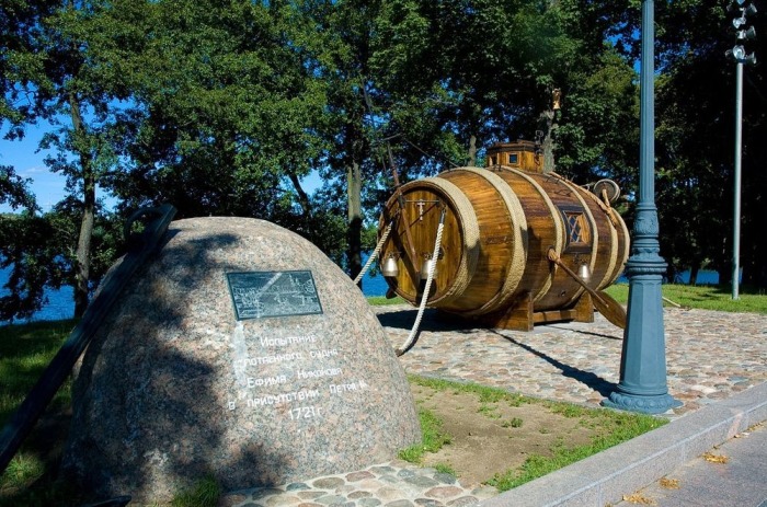 Памятник потаённому судну в Сестрорецке. | Фото: panoramio.com.