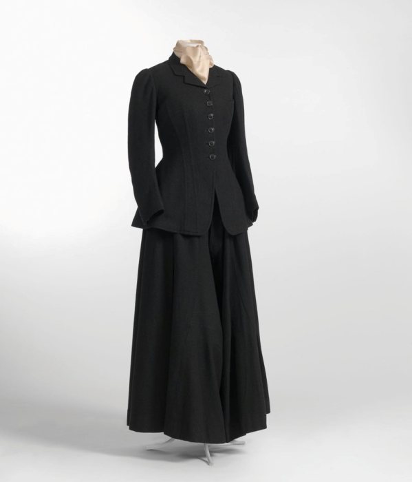 Женский костюм для верховой езды с разделенной юбкой, примерно 1900 год. | Фото: commons.wikimedia.org.