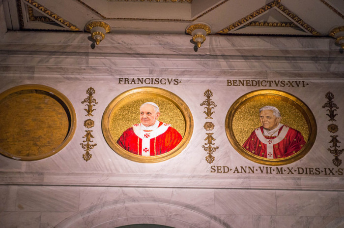 Мозаичные портреты Папы Франсиска и Папы Бенедикта XVI. | Фото: atlasobscura.com.