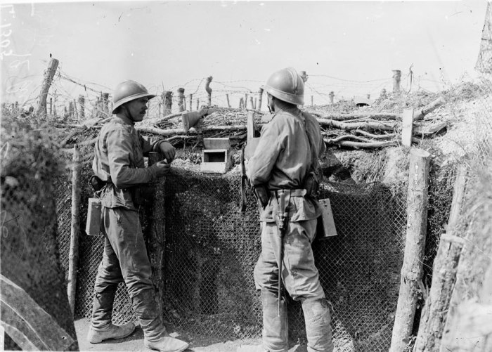 Российские солдаты на позиции под Оберивом, лето 1916 года. | Фото: humus.livejournal.com.