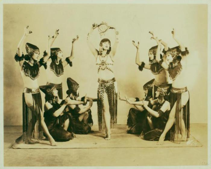 Сцена из «Иштар» в исполнении танцоров труппы «Денишоун».