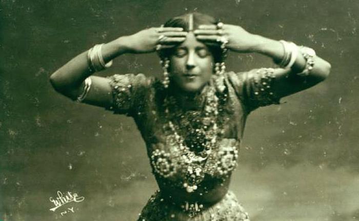 Рут Сен-Дени в первом костюме для балета «Радха», 1904 год.