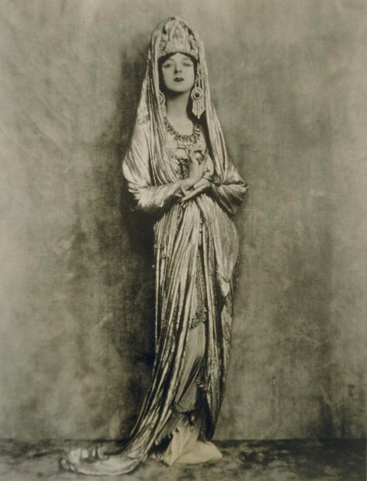 Рут Сен-Дени в роли богини Гуаньинь.