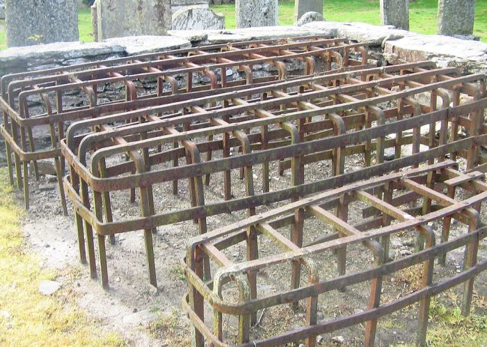 Мортсейфы на кладбище в Шотландии. | Фото: ru.wikipedia.org.