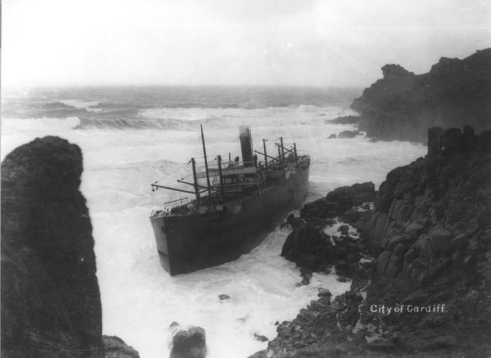 Пароход «City of Cardiff» прибило к берегу сильным штормом. Капитан, его жена, сын и весь экипаж были спасены.