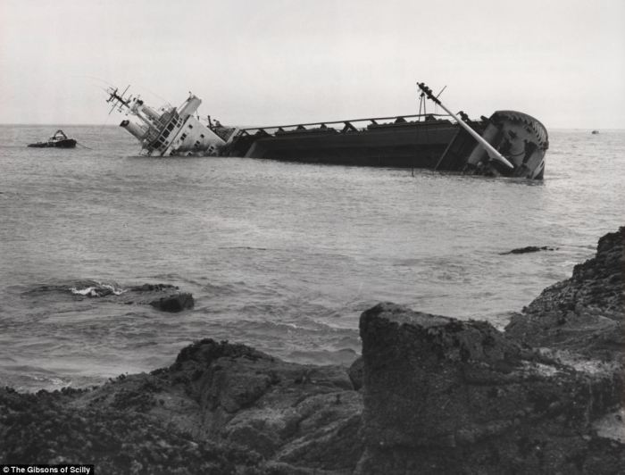Немецкое торговое судно «Cita» затонуло после того, как ураганные ветра вынесли его на мель, где был пробит корпус.