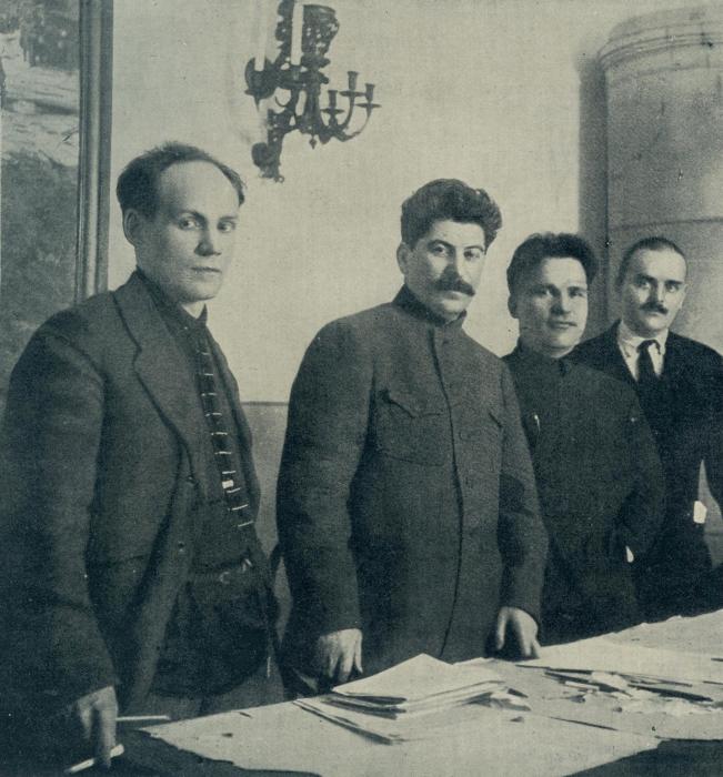 В 1926 году с групповой фотографии «исчезает» Николай Комаров. | Фото: wlrn.org.