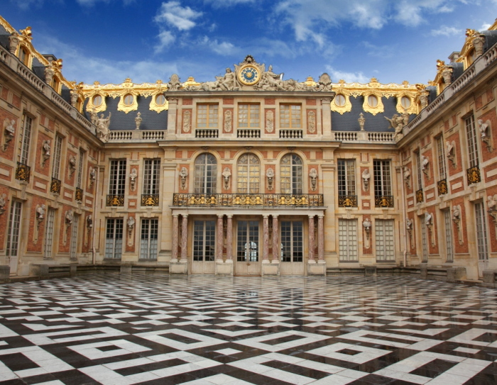 Мраморный двор Версальского дворца, на месте которого раньше находился охотничий домик. | Фото: fiveminutehistory.com.