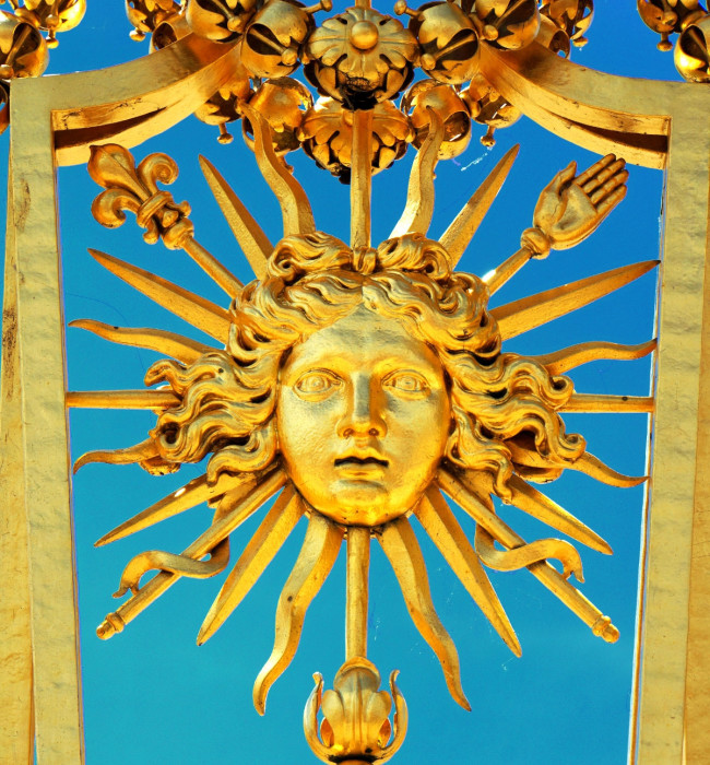Символ Короля-Солнце на решетке забора Версаля. | Фото: fiveminutehistory.com.