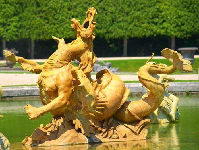 Статуя морского монстра в саду Версаля. | Фото: fiveminutehistory.com.