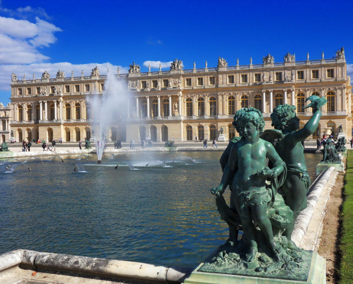 Фонтан перед Версальским дворцом. | Фото: fiveminutehistory.com.