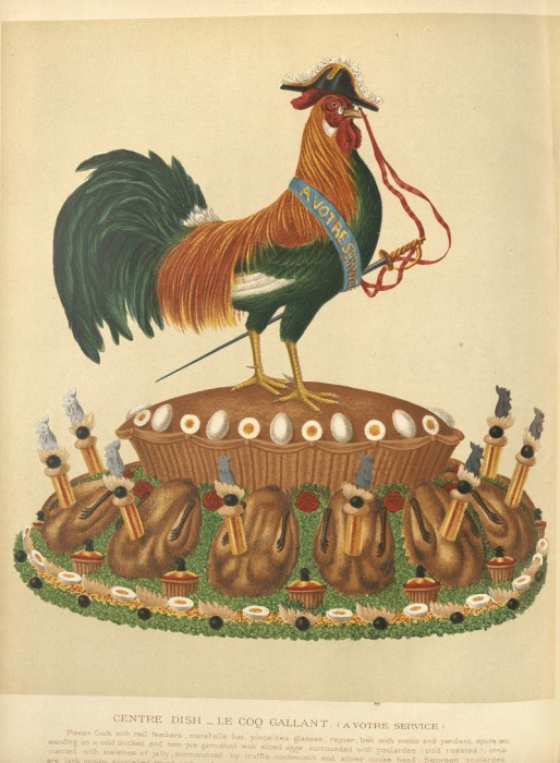 Центральное блюдо для большого стола, под названием «Le Coq Gallant». Петух украшен настоящими перьями, на нем шляпа-треуголка, пенсне, рапира, пояс с девизом и шпоры. Он стоит на пироге из ветчины и холодной курицы в окружении желе и трюфелей. | Фото: nyamcenterforhistory.org.