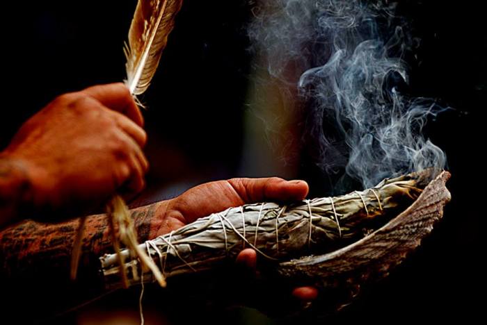 Ритуальный процесс сжигания трав. | Фото: kafepauza.mk.