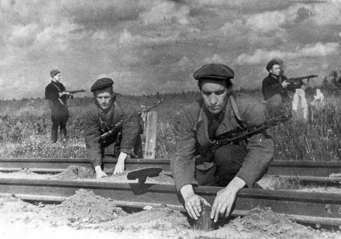 Советские партизаны минируют железную дорогу. | Фото: diary.ru.