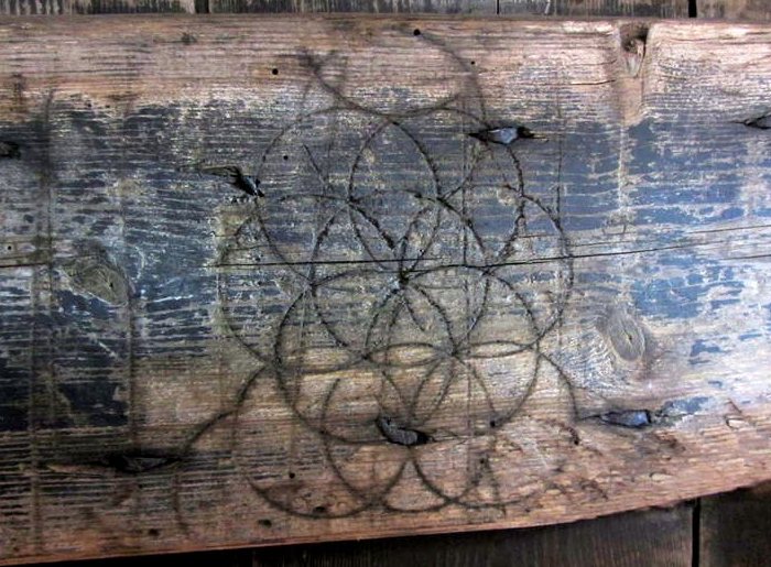 Узор из кругов, найденный в сарае XIX века недалеко от Лаксфилда в Саффолке, Англия. | Фото: atlasobscura.com.