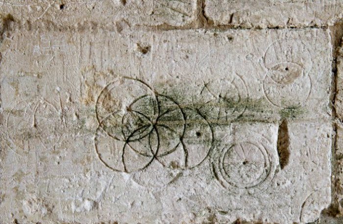 Защитный символ на стене амбара XV века. Брэдфорд-на-Эйвоне, Великобритания. | Фото: atlasobscura.com.