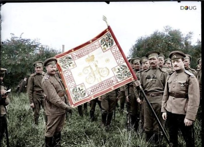 Боевое знамя 1-го полка 1-й особой пехотной бригады во Франции, 1916 год. | Фото: pinterest.com.