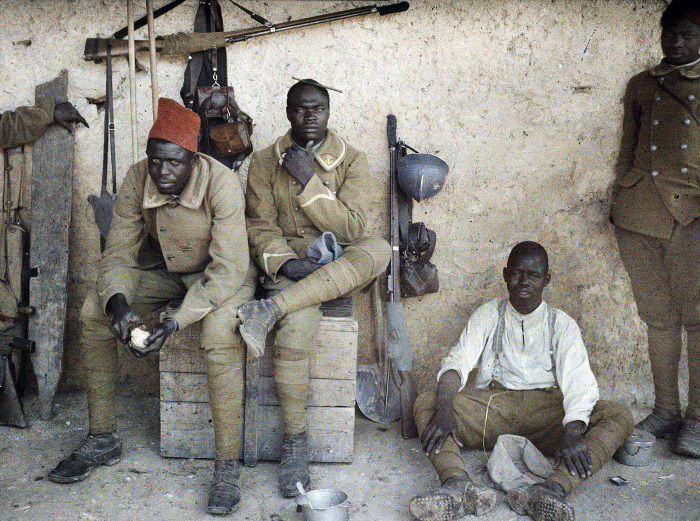 Сенегальские стрелки на постое в деревушке. Северная Франция, 1917 год. | Фото: greatwar.nl.