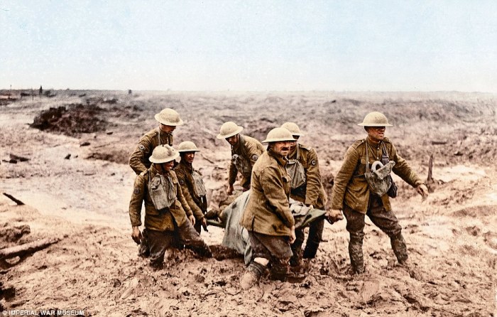 Утопая в грязи, эти семь британцев пытаются вынести с поля боя своего раненого товарища. Фландрия, 1917 год. | Фото: dailymail.co.uk.