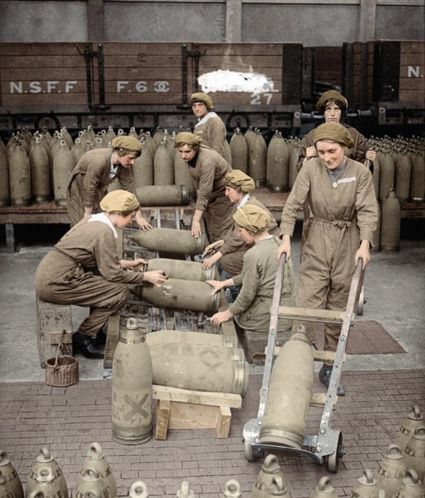 Женщины грузят боеприпасы на фабрике в Ноттингемшире, 1917 год. | Фото: dailymail.co.uk.