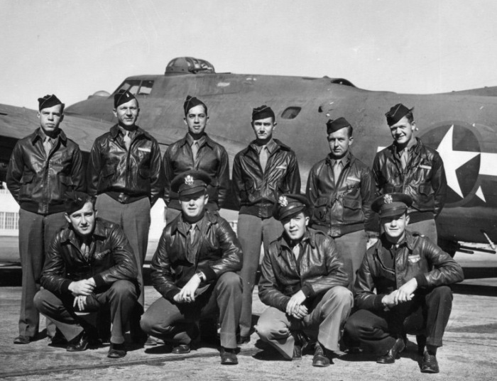 Экипаж бомбардировщика B-17F Чарли Брауна. | Фото: crashmacduff.wordpress.com.
