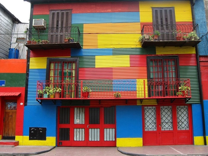 За неимением краски одного цвета, первые хозяева раскрашивали свои дома в своеобразную цветную мозаику