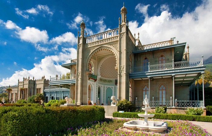 Воронцовский дворец в Крыму (Алупка)./ Фото: gintur.com