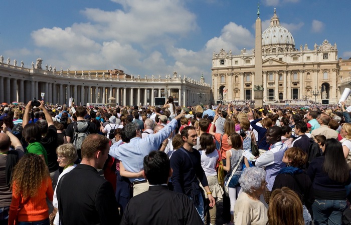 Толпы туристов в Ватикане.