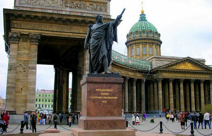 Памятник Кутузову М. И. возле Казанского собора./ Фото: infourok.ru