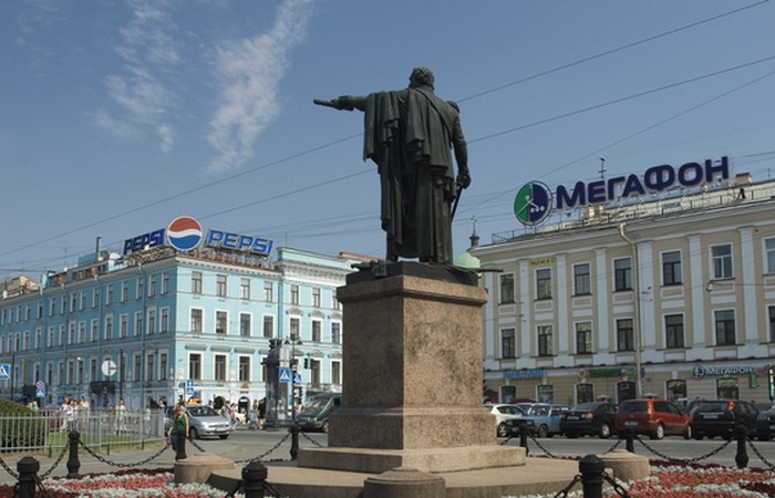 Памятник фельдмаршалу Кутузову М. И. возле Казанского собора./ Фото: kolpakovs.ru