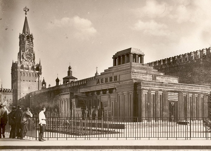 Спасская башня и мавзолей Ленина, 1925 год./ Фото: students.sras.org